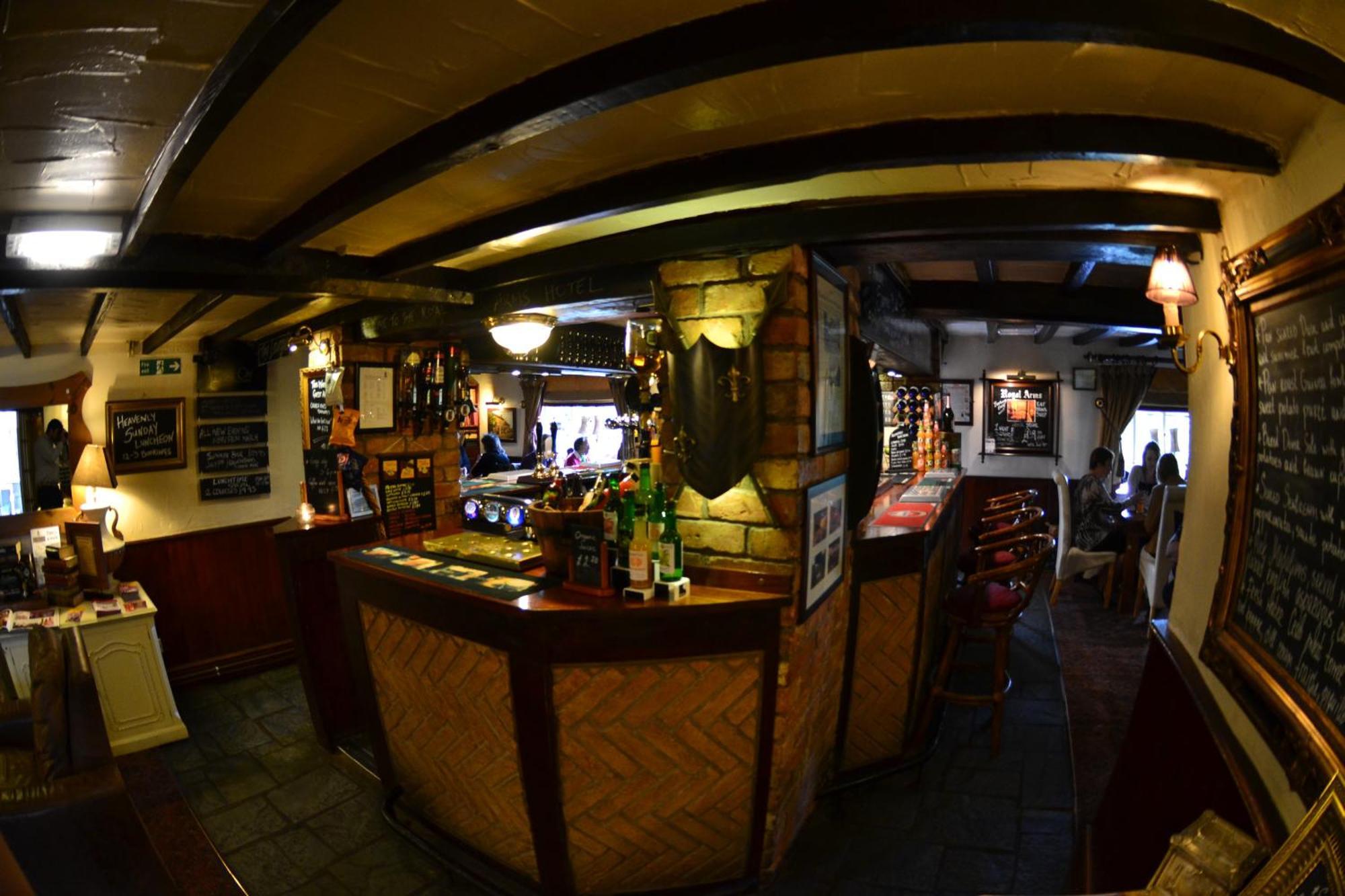 The Royal Arms Hotel Саттон Чейни Экстерьер фото
