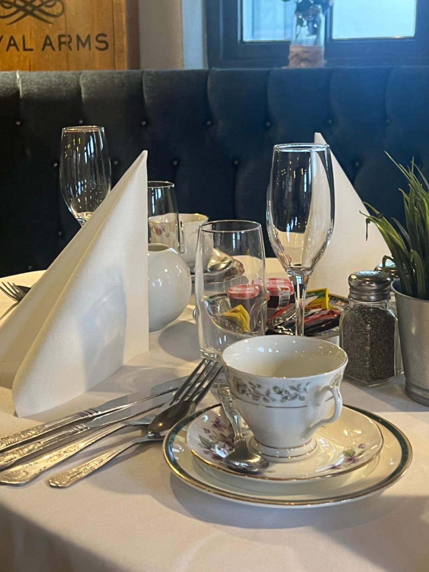 The Royal Arms Hotel Саттон Чейни Экстерьер фото